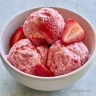 Erdbeereis mit Mascarpone und Sahne