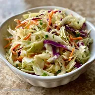 Wei&szlig;krautsalat: Omas Klassiker mit Apfel (Make-Ahead)